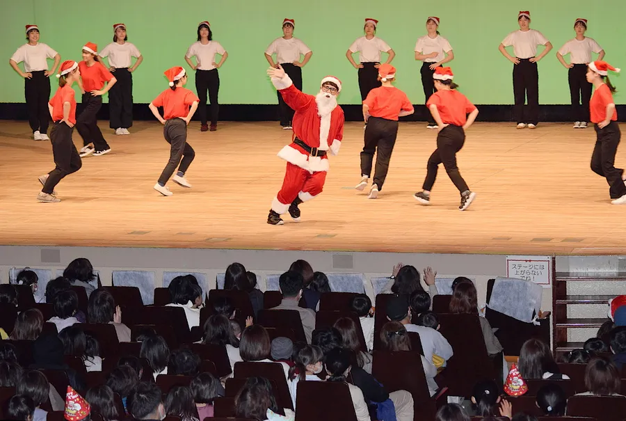 サンタの衣装でダンスを披露する高知学園短期大学の学生ら（高知市本町４丁目の県民文化ホール）