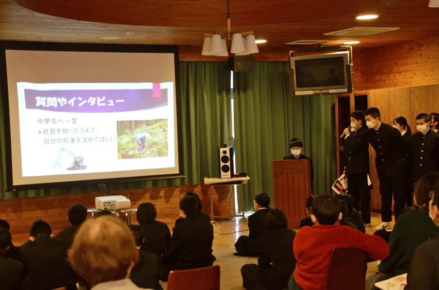 総合的な学習の成果を発表する東津野中学校の生徒ら（津野町の同校）