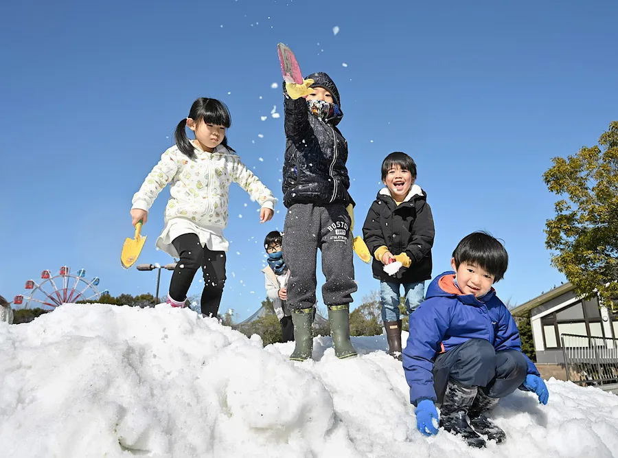 雪山に登って遊ぶ子どもたち（高知市のわんぱーくこうち）