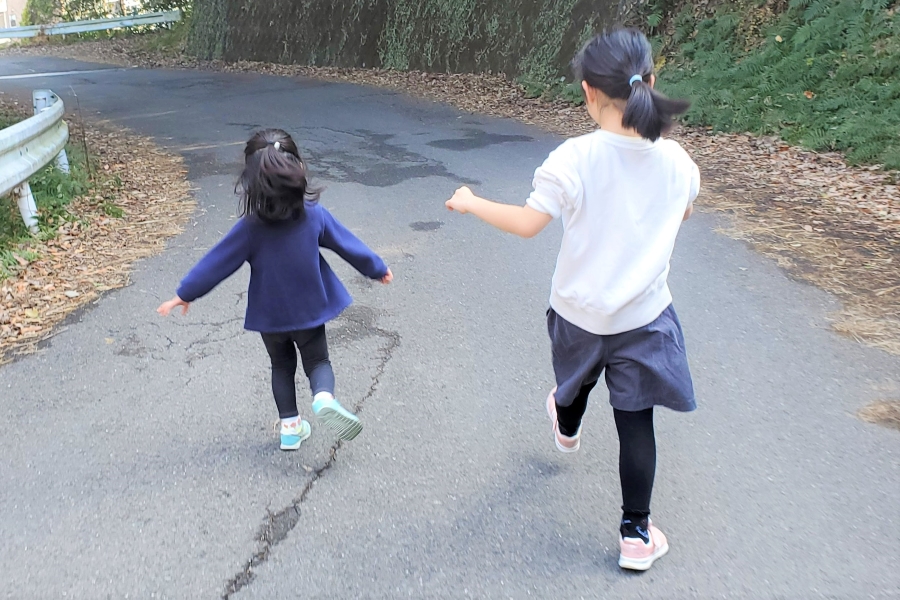 散歩中に走りだした長女と次女。長女と比べると、次女は大きくなっていないような…