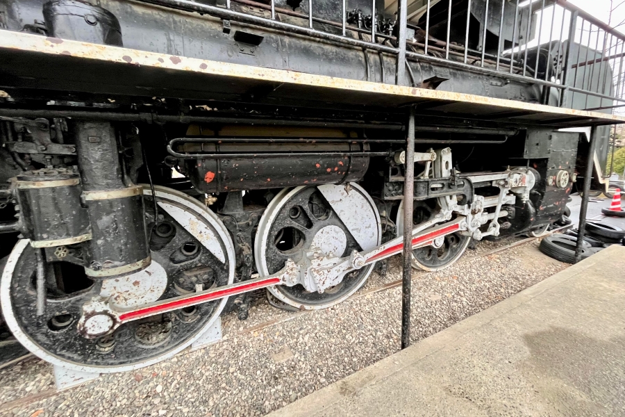 C形の蒸気機関車は、大きな車輪が三つ連なっています