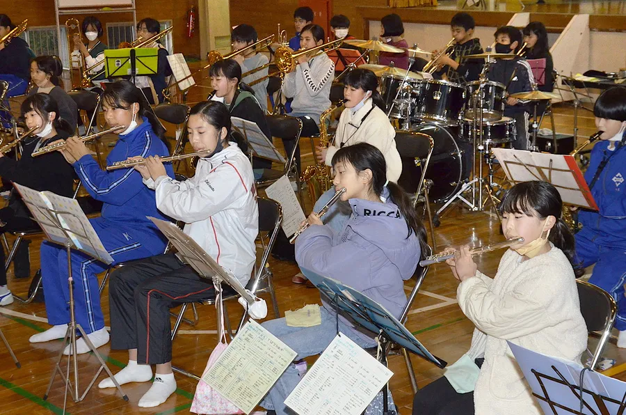 発表会に向けて練習する中村南小学校鼓笛隊（四万十市の同校）