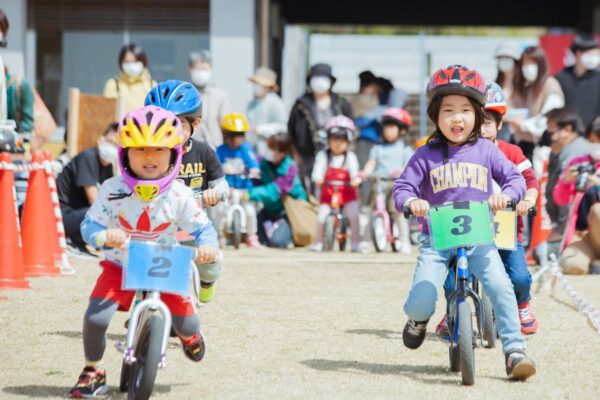 【2023年7月】香南市で「キックバイクで遊ぼう」（ヤ・シィパーク）｜2歳～小学1年生が対象で先着100人！キッチンカースタジアムも同時開催！
