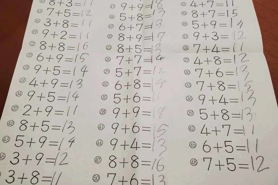 算数の宿題チェック。一桁の足し算と言えども、21時に50問はしんどいです…