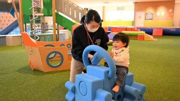 高知 蔦屋書店「Kids Park CHUCHU（キッズパーク チュチュ）」｜雨の日、暑い日の強い味方！屋内アスレチックや知育玩具…大型遊具「アドベンチャージム」が仲間入りしました