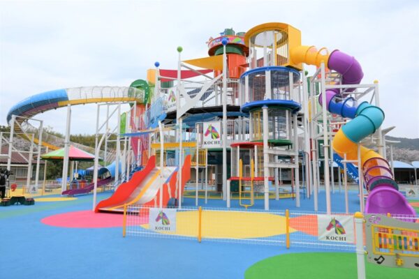 「バババパーク」｜高知競馬場の遊具広場がリニューアル！ローラースライダー、ふわふわドームなど64の遊具で遊べます！