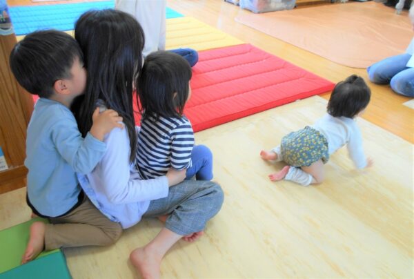 旅立ちの3月。いるかひろばは「小学生親子との交流」を新たに始めます｜高知市子育て支援センターいるかひろば・土居寿美子さんコラム「こころのとびら」㉞