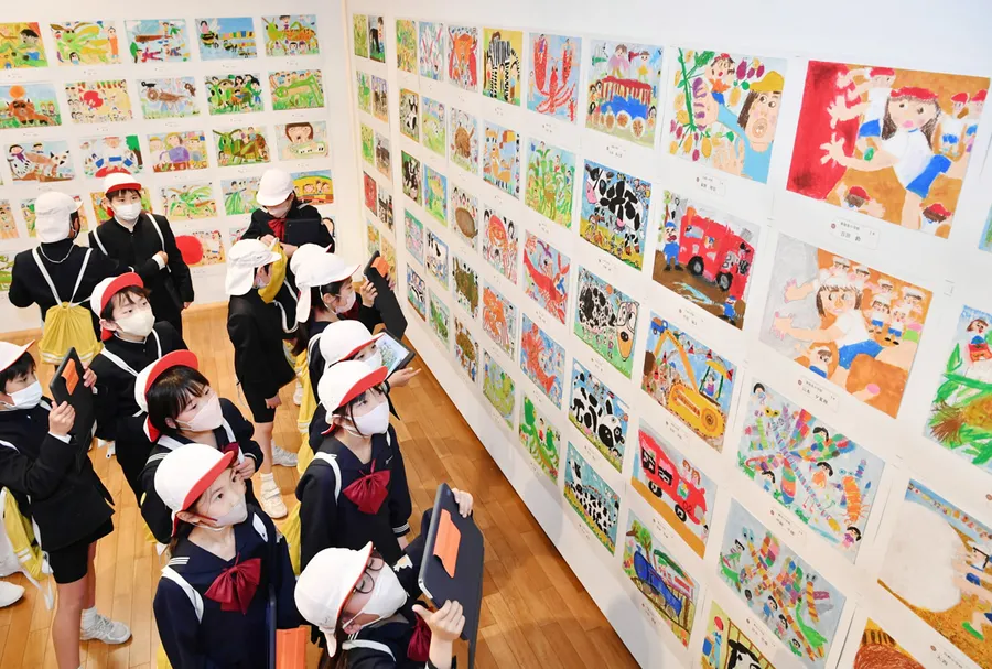 子どもたちの感性豊かな作品が並んだ「第７３回こども県展」（高知市高須の県立美術館）
