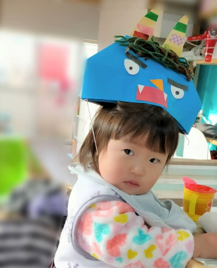 お姉ちゃんが作った鬼の帽子でキメ顔の次女。おもちゃも取ってしまいます