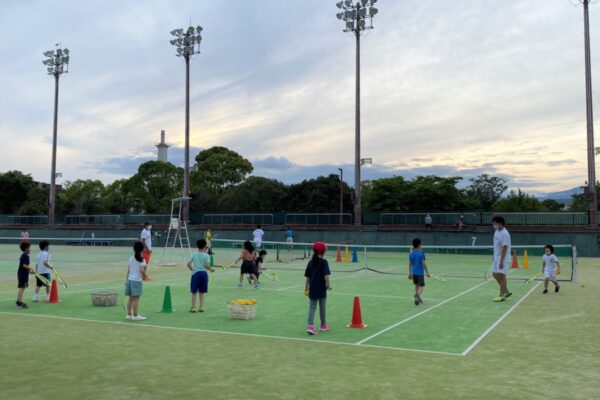 高知市東部総合運動場で「小学生テニス教室」｜硬式テニスの基本を学ぼう！軟らかいボールも使います