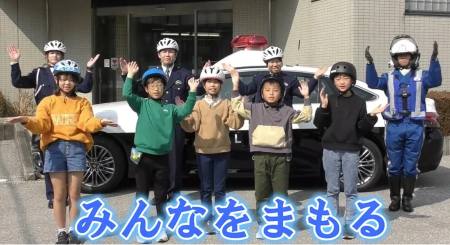 蓮池小学校の児童が作ったヘルメット着用を訴えるＣＭ動画の一場面