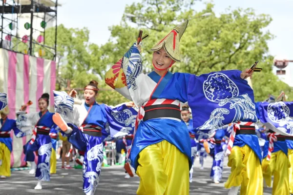 高知市で「よさこい演舞～日日是舞日～」｜高知よさこい情報交流館が10周年！はりまや橋商店街でお祝いします