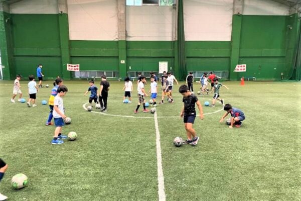 高知市東部総合運動場で「小学生サッカー教室」｜パス、シュート、ドリブルを習ってゲームに挑戦！