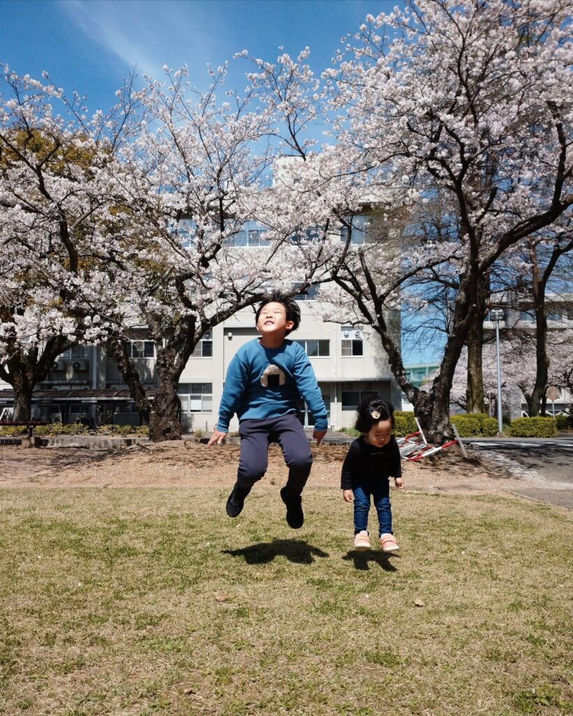 いつも兄ちゃんのまねっこ。満開の桜の下で一緒にジャンプ！！