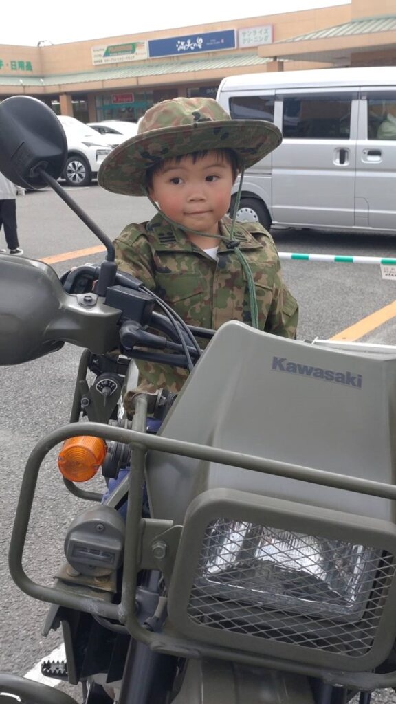 【はじめてのバイク！】制服を着せてもらい　はじめて自衛隊バイクに乗せてもらいました！
