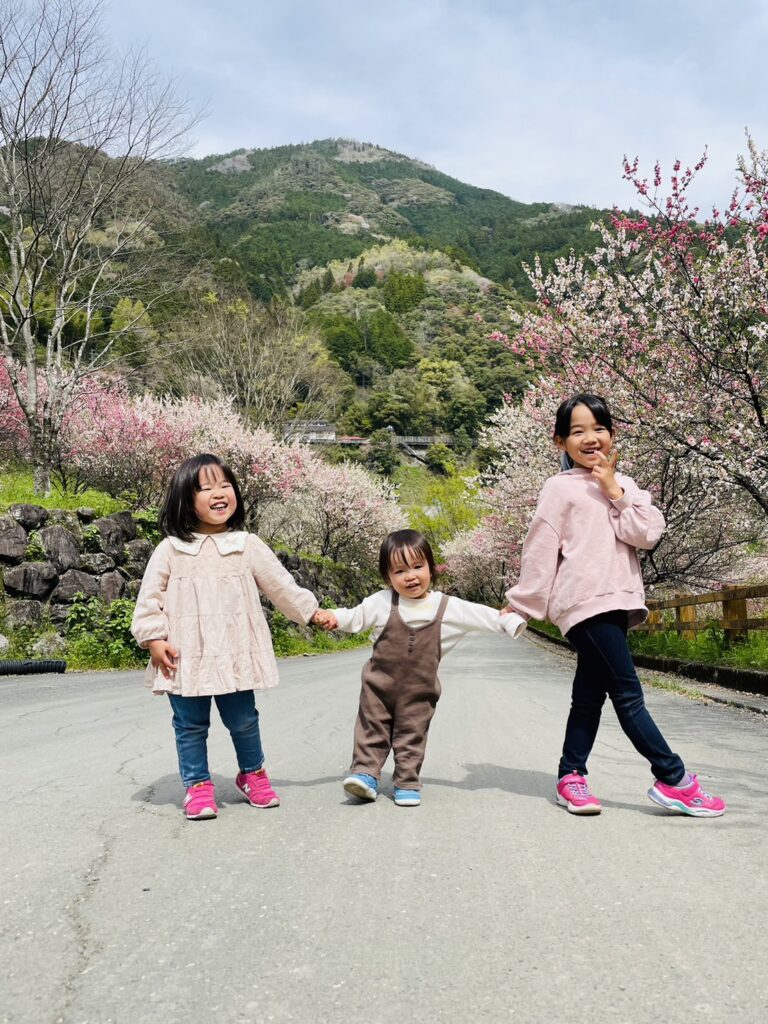 桜を見に行って姉弟で手をつないで仲良し。空は快晴、笑顔は満点