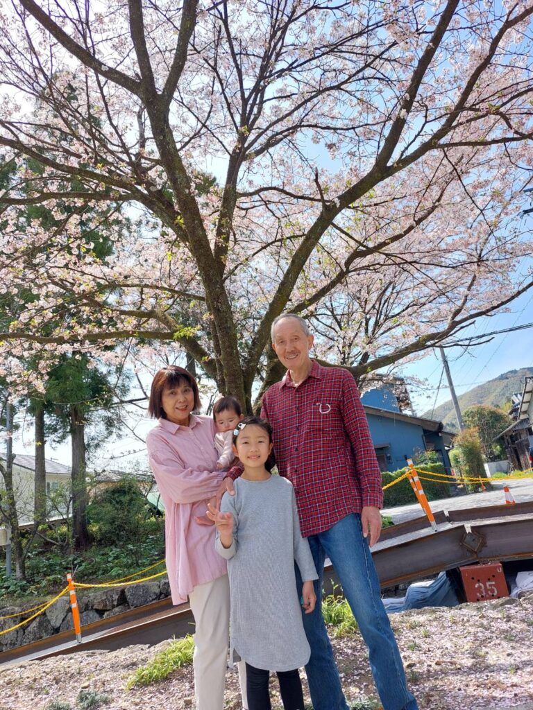 大好きな、じぃじとばぁちゃんと一緒にお花見。子ども2人の氏神様の神社の桜で…