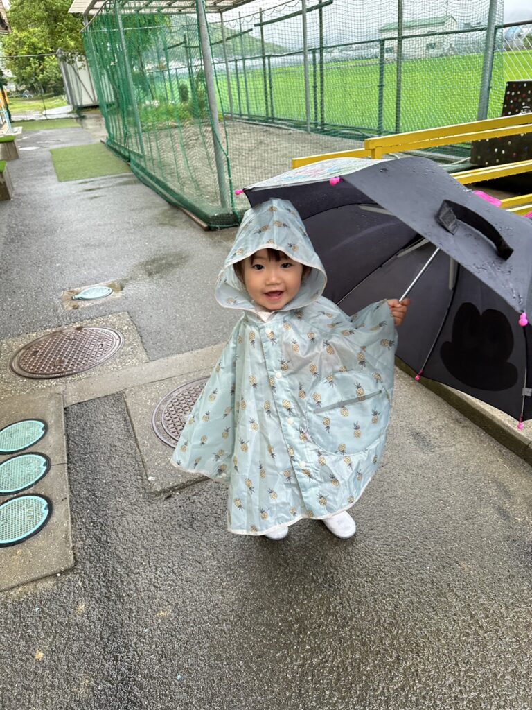 【はじめてのポンチョ】雨の日は抱っこしていたけど、まねしたくて傘さすけど上手にできないのでポンチョ！これで雨も怖くない！