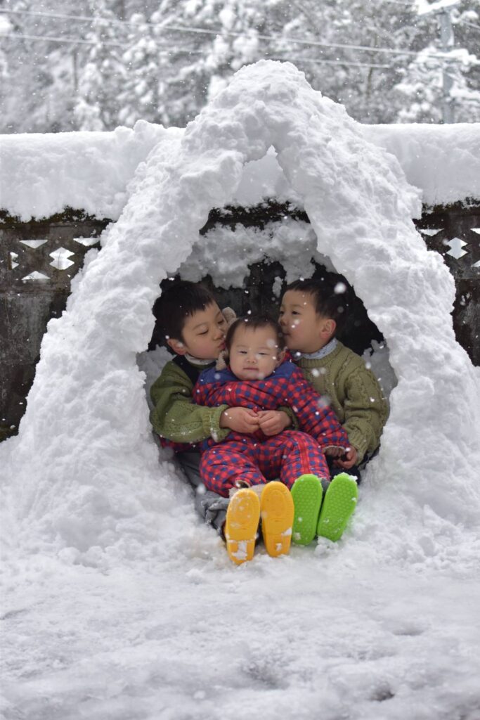 ココハレ読者賞作品【はじめての大雪】かまくらを作りたかったのですが、寒いし難しいしで、塀にくっつけて作りました…