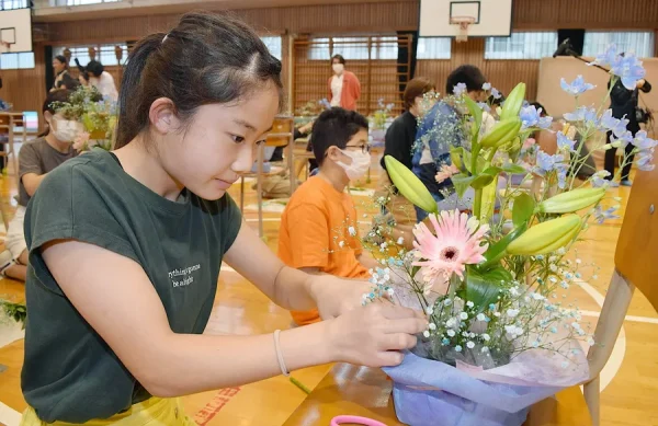 長浜小、浦戸小の6年生が地元特産のユリでフラワーアレンジメントを楽しみました！｜週刊高知の子どもニュース（2023年6月5～11日）