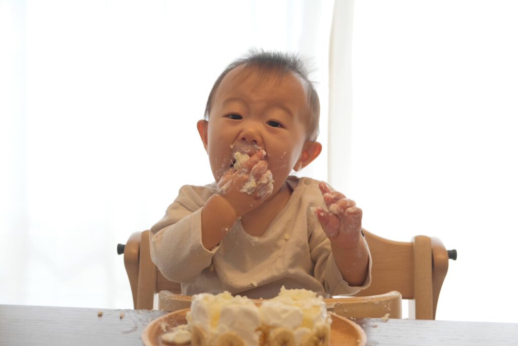 【はじめてのケーキ】1歳の誕生日にはじめてケーキを食べました！手づかみで豪快に食べる姿がかわいかったです！