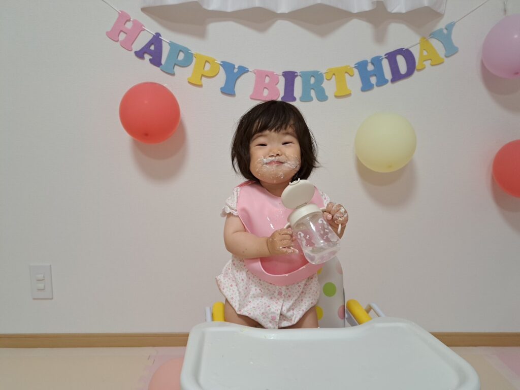 【はじめての誕生日】1歳の誕生日、パンケーキを食べて満足