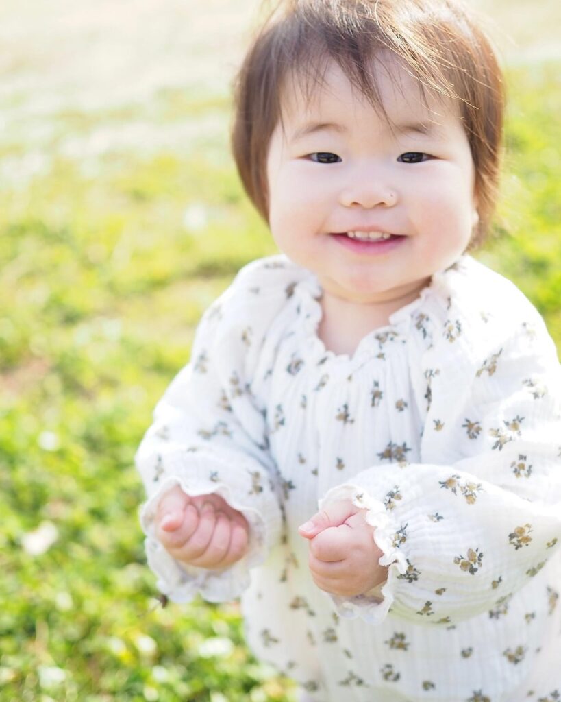 ヨチヨチ歩きを始めた頃。春の息吹を感じる公園で、大好きな土や葉っぱを握りしめて、この笑顔です！笑顔らんまん！