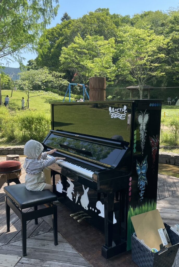 【はじめてのピアノ】母の地元にある緑林公園でピアノデビュー。ノリノリで弾いていました
