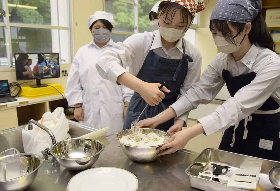 画面の向こうのチェコの生徒と同時に料理を楽しむ浦ノ内中学校の生徒（須崎市の同校）