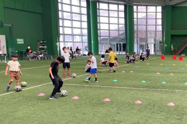 高知市東部総合運動場で「夏休み小学生サッカー体験教室」｜ドリブル、パスを習って簡単なゲームに挑戦！初心者、未経験者対象です