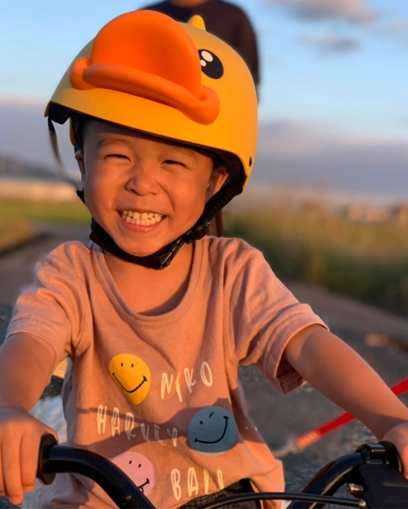 アヒルメットでゴキゲンらんまん。誕生日のプレゼントでもらったディーバイクを大喜びで乗り回す息子。この笑顔とアヒルメットで近所の人気者です