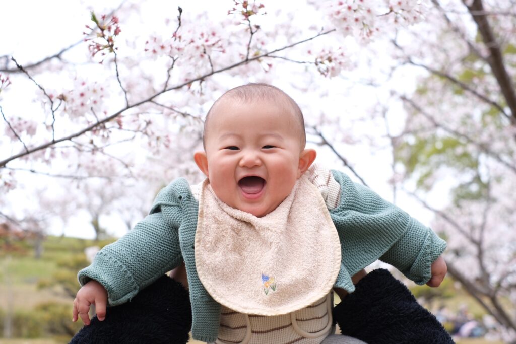 満開の桜の下で満面の笑顔！