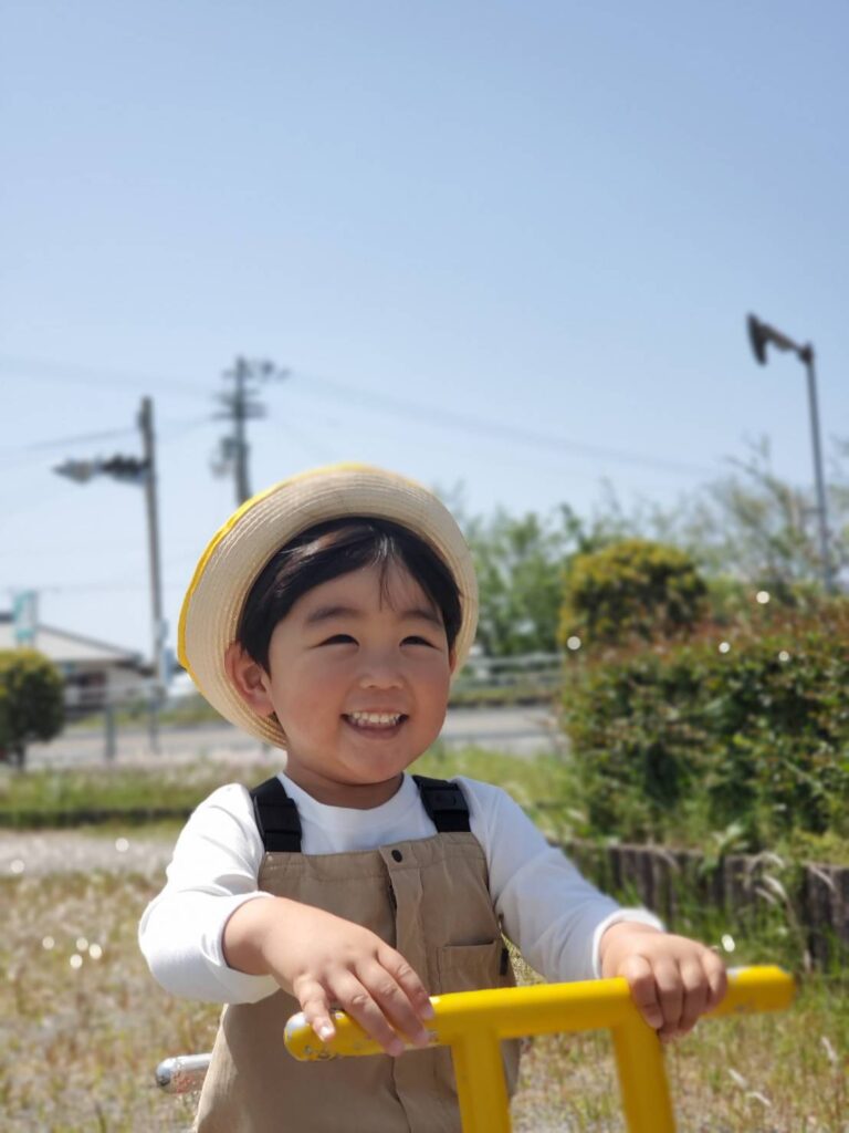 高知空港近くのちびっこ広場で大好きなシーソーに乗ってこの笑顔