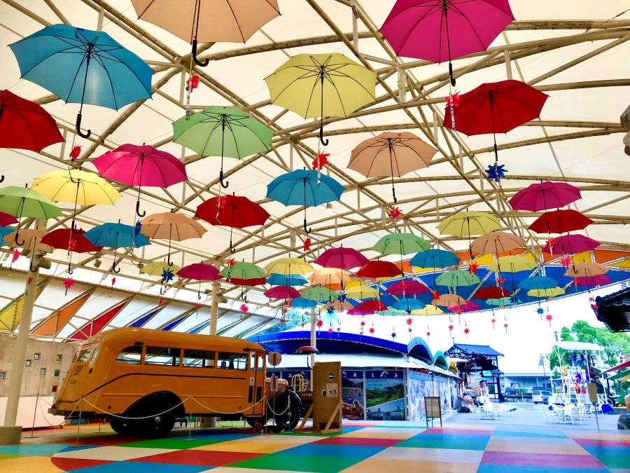香南市で「アクトレインフラワーフェア」（創造広場アクトランド）｜カラフルな傘と写真を撮ろう！オリジナルソフトクリームも作れます
