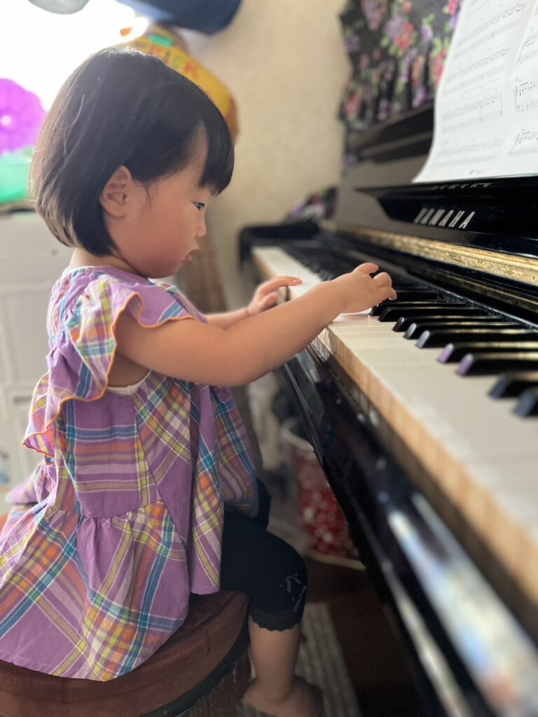 2歳になりピアノを弾きたい！という姿が日々見られ、成長しているなと感じました