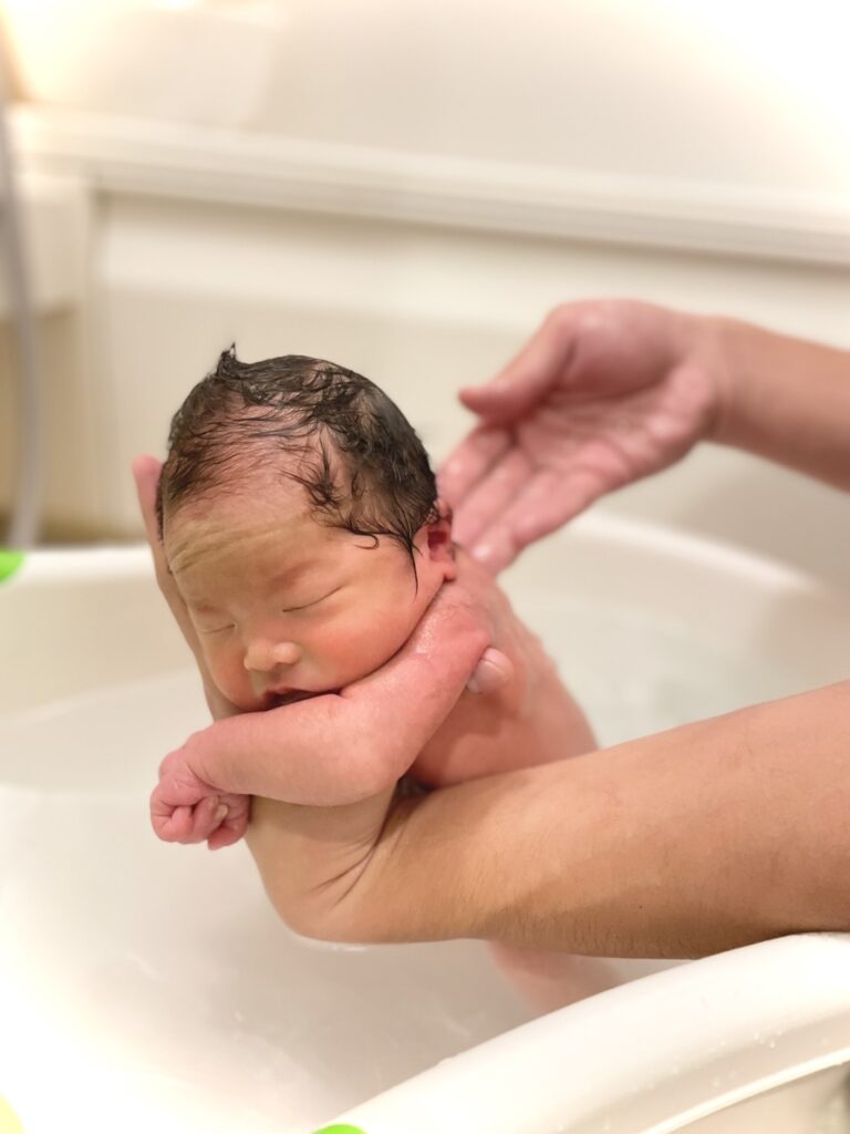 【はじめての沐浴】新生児期だけの沐浴。気持ち良さそうなお顔の娘の裏では、パパとママは必死で汗だくになりなりながら沐浴したのも良い思い出です（笑）