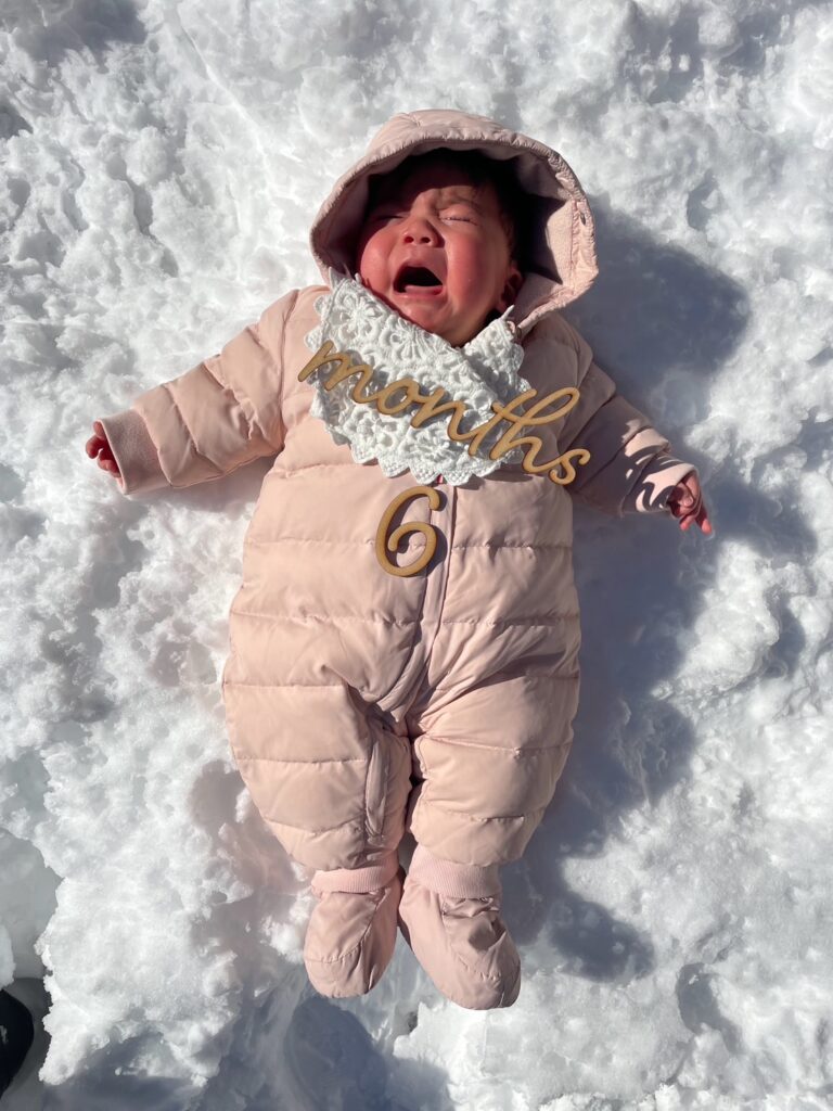 高知県が記録的大雪だった2022年冬。親にとっては久しぶりの雪、子どもにとっては初めての雪。子どもはこんなところに寝かされたことを怒ってる（笑）ちょうど6カ月記念