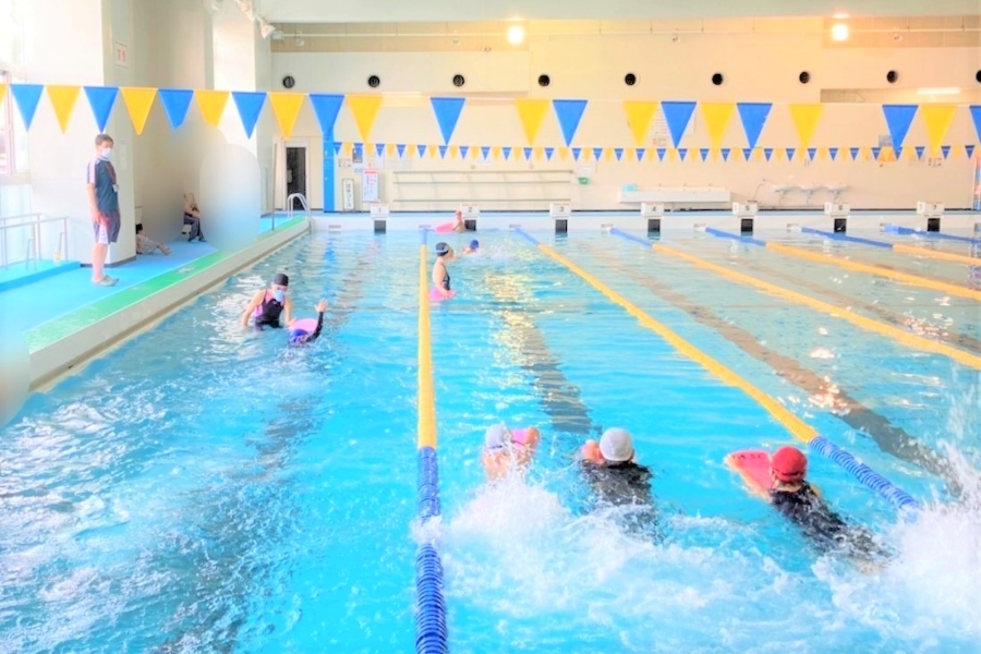 【2023年】高知県立県民体育館で「なつやすみ小学生水泳教室」｜足をつかずに25メートル泳げるようになろう！