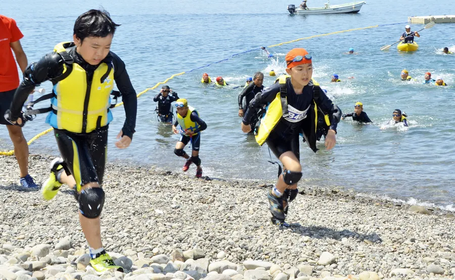 水泳を終え、自転車のコースに向けて駆け出す児童（奈半利町海浜センター）