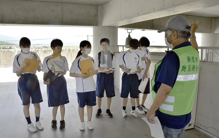 津波避難タワーの設備を学ぶ香長中学校の生徒（南国市浜改田）