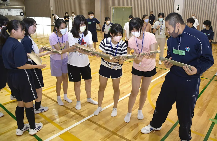ミニゲームで交流する大豊学園の生徒と台湾の中学生（大豊町中村大王の同校）