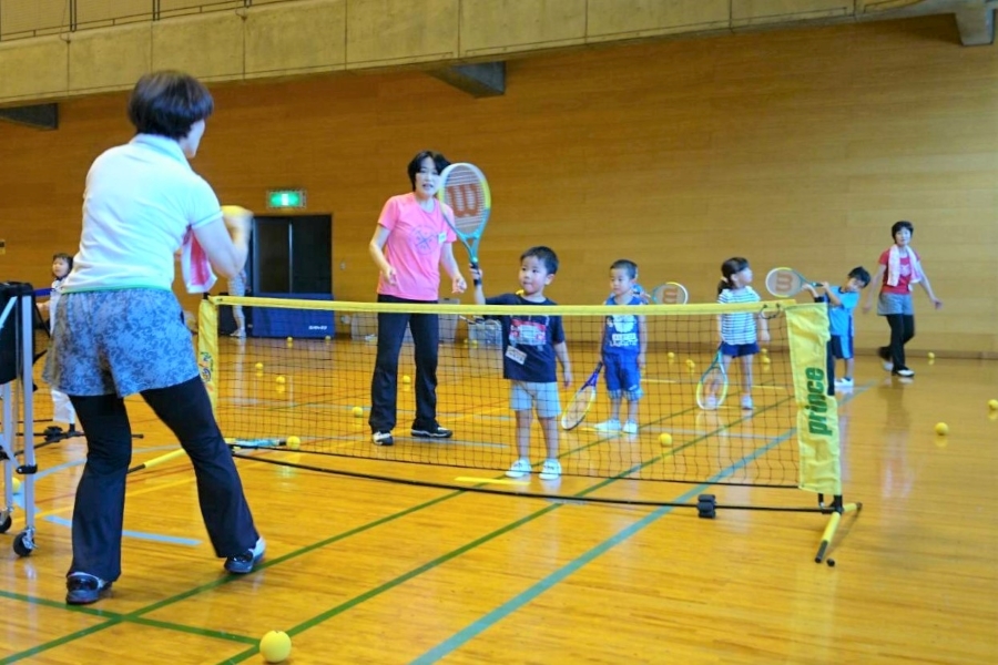 高知市で「ファミリーエンジョイテニス」（高知市総合体育館）｜年少児～小学2年生対象。スポンジボールでテニスに挑戦してみよう！