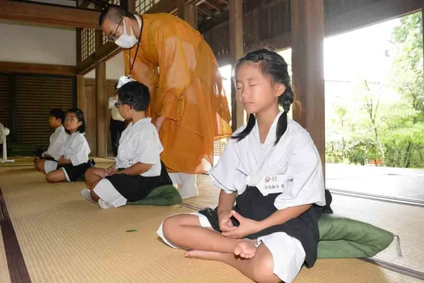小学生が“一休さん”に！竹林寺で掃除・瞑想のミニ修行をしました｜週刊高知の子どもニュース（2023年8月21～27日）