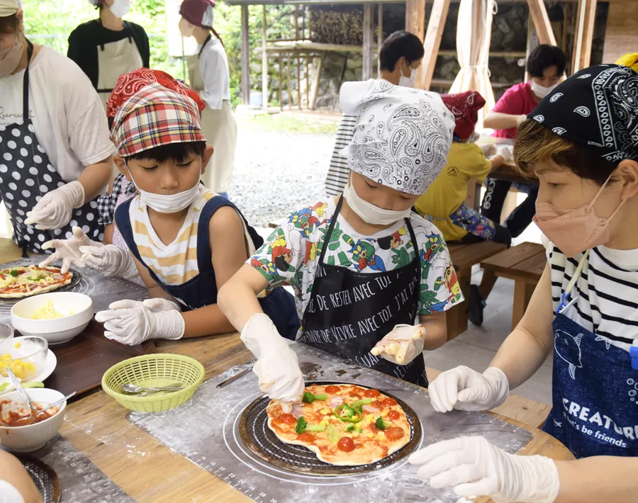 一緒にピザ作りに挑戦する葉山、精華両小学校の子どもたち（津野町の集落活動センターしらいし）