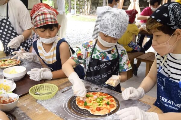 小学校の統合前に仲良しに！津野町の精華小、葉山小の2年生がピザ作りを楽しみました｜週刊高知の子どもニュース（2023年8月7～13日）