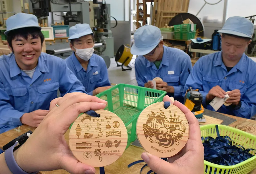 よさこいで配布される木製メダル（高知新聞2023年6月16日掲載）