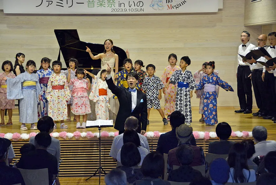 平井秀明さん＝中央＝が企画し２００人が聞き入った音楽祭（いの町役場の「いのホール」）