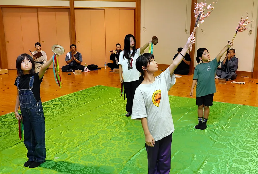観月会に向け、生演奏に合わせて胡蝶の舞を練習する児童ら（高知市の薫的神社）