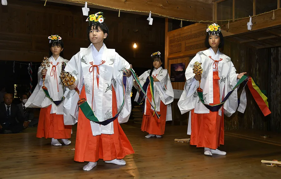 伝統の浦安の舞を奉納する４人（東洋町の甲浦八幡宮）