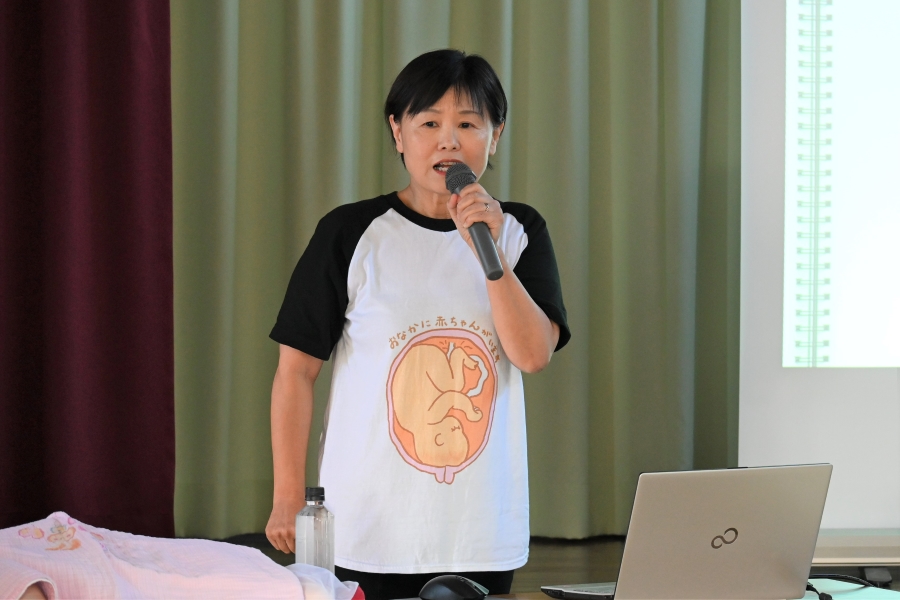 助産師の谷泰子さん。性教育では「おなかに赤ちゃんがいます」のTシャツを着ています